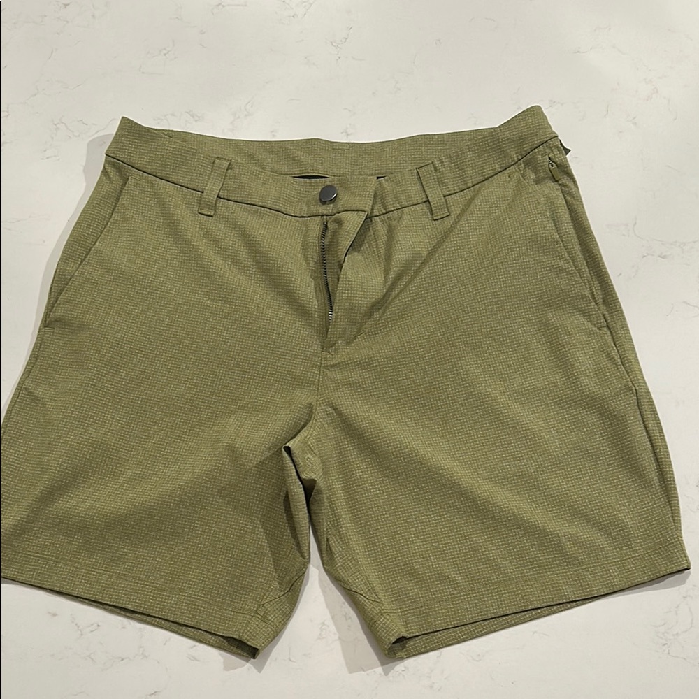 Lululemon Athletica Men’s Green Flat Front Shorts